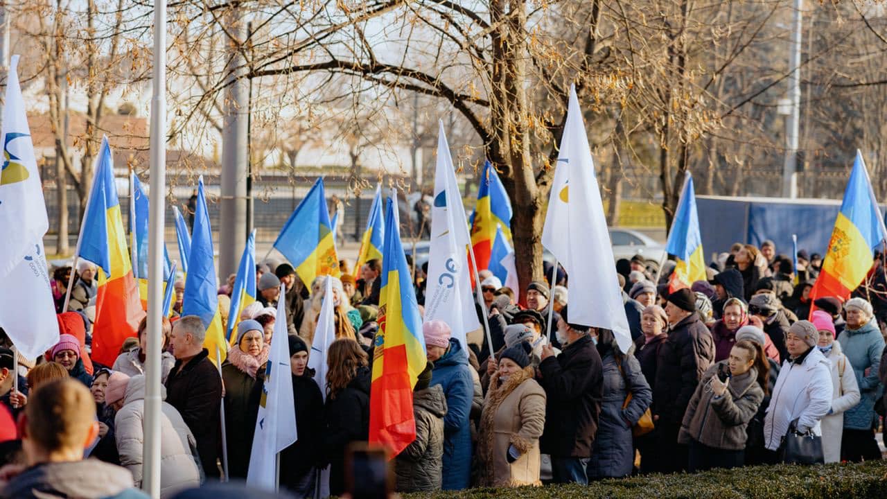 Hỗn loạn ở nước sát Ukraine: Hàng nghìn người vây tòa nhà quốc hội, lý do từ 1 mệnh lệnh nhằm vào Nga?- Ảnh 2.