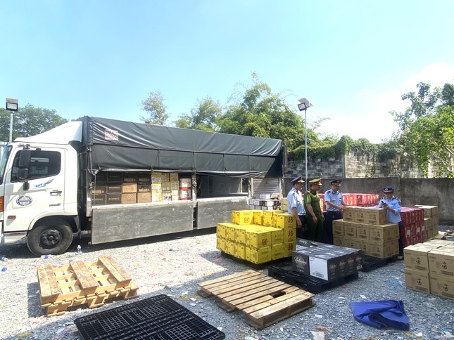 Ph&aacute;t hiện 3 xe tải chở đầy rượu ngoại nghi nhập lậu- Ảnh 1.