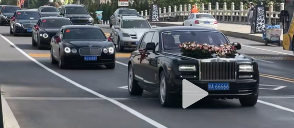 Đám cưới rước dâu bằng loạt xe Rolls - Royce gây náo loạn đường phố, đúng là ngôn tình "xé truyện" bước ra- Ảnh 2.