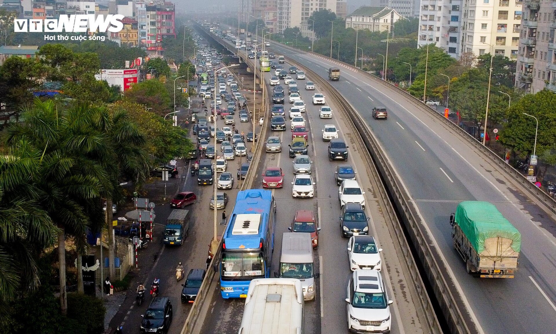 Đường vành đai hướng ra khỏi Hà Nội tắc từ sớm, gần 1 tiếng mới đi được 1km- Ảnh 2.