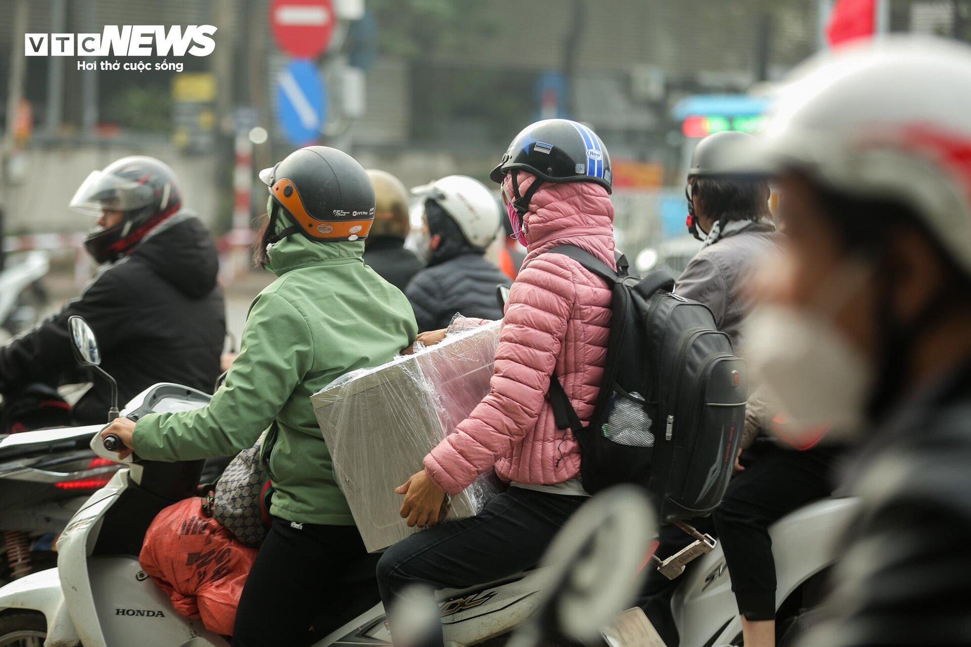 Đường vành đai hướng ra khỏi Hà Nội tắc từ sớm, gần 1 tiếng mới đi được 1km- Ảnh 12.