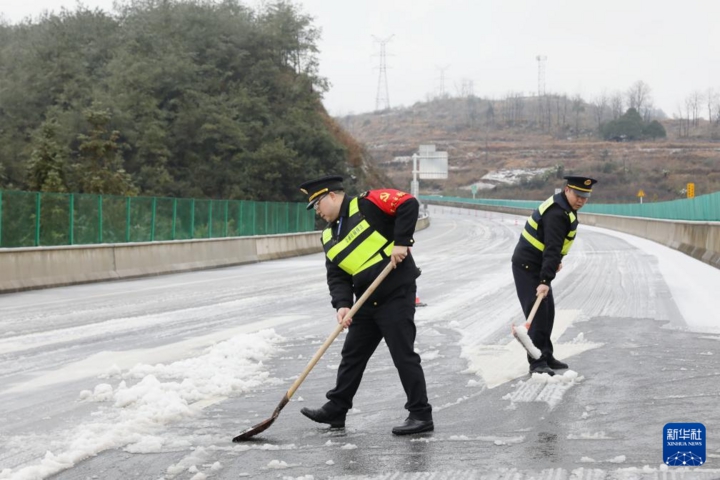 Xuân Vận Trung Quốc: Dân kẹt cứng vì bão tuyết, bức xúc với nhân viên thu phí- Ảnh 3.