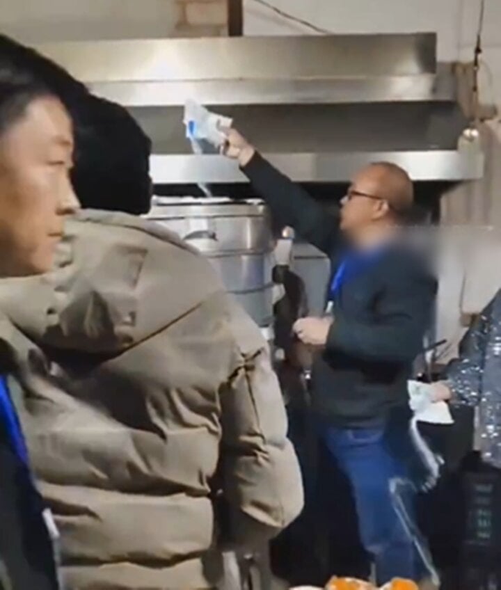 Ngăn d&acirc;n rượu ch&egrave; cuối năm, quan chức Trung Quốc đổ muối v&agrave;o m&oacute;n ăn g&acirc;y bức x&uacute;c- Ảnh 2.