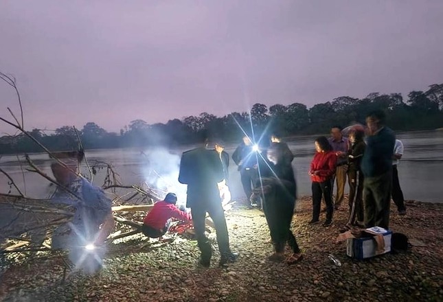 Vụ 2 trẻ mất tích trên sông Lam: Tìm thấy thi thể một cháu cách hiện trường 2km- Ảnh 2.