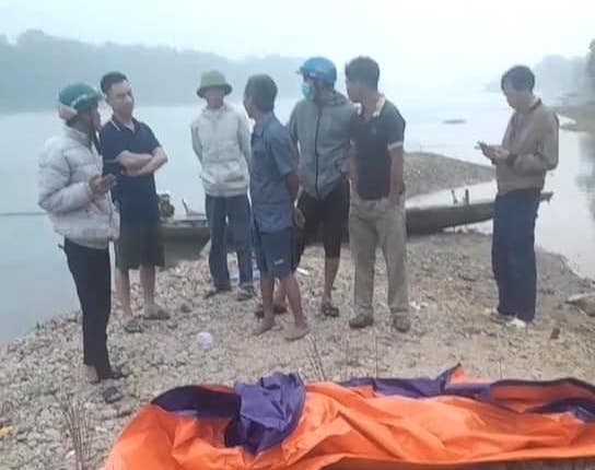 Vụ 2 trẻ mất tích trên sông Lam: Tìm thấy thi thể một cháu cách hiện trường 2km- Ảnh 1.
