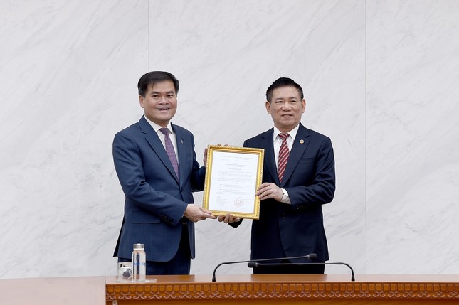 Thủ tướng bổ nhiệm 2 Thứ trưởng; phê chuẩn Phó Chủ tịch UBND tỉnh- Ảnh 2.