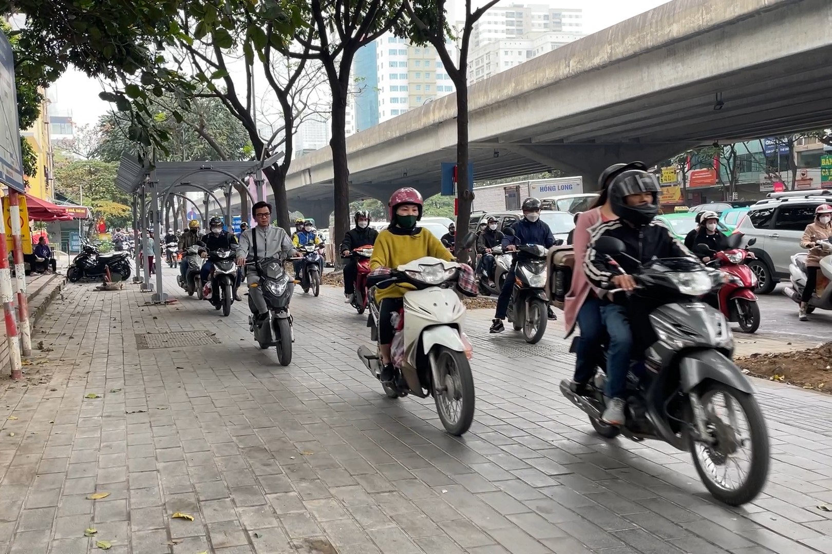 Đường phố Hà Nội ùn tắc dài từ trên cao xuống dưới thấp ngày giáp Tết- Ảnh 3.