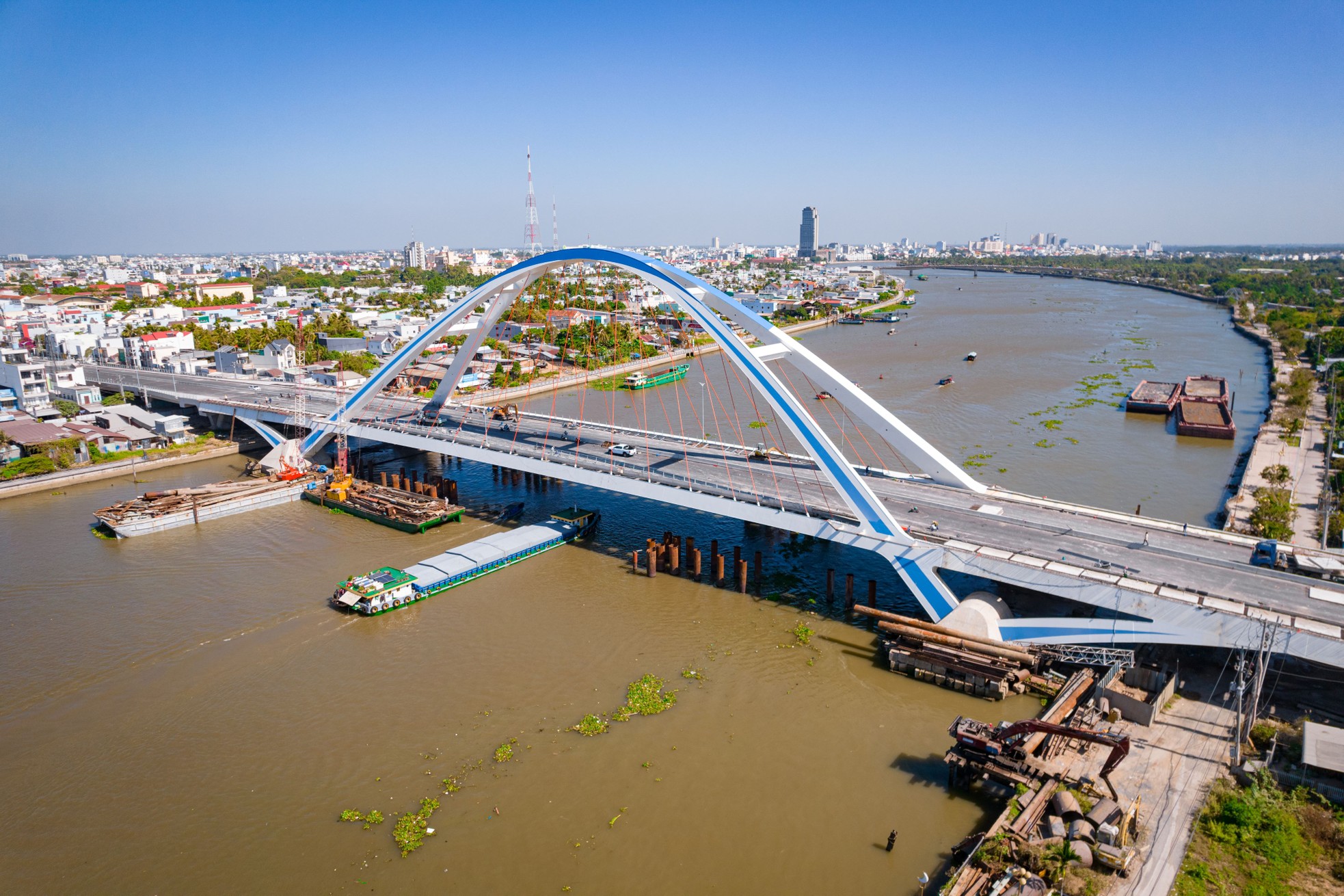 Cầu gần 800 tỷ đồng bắc qua sông Cần Thơ thông xe vào 27 Tết- Ảnh 2.