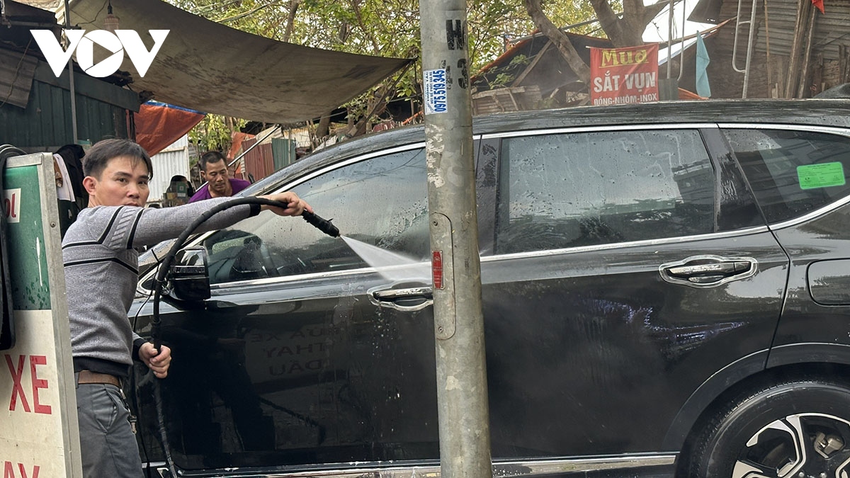 Mòn mỏi chờ cắt tóc, rửa xe ở Hà Nội những ngày cận Tết Giáp Thìn- Ảnh 10.