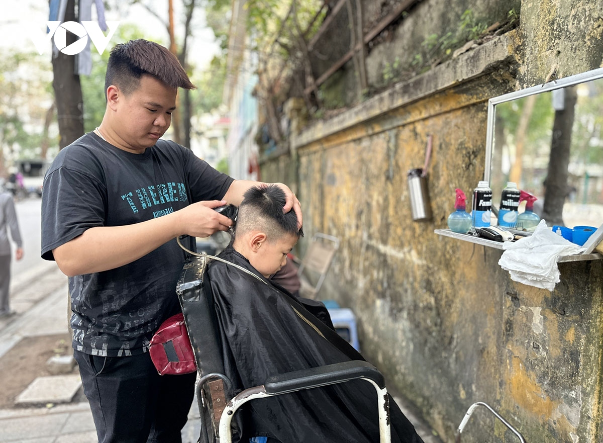 Mòn mỏi chờ cắt tóc, rửa xe ở Hà Nội những ngày cận Tết Giáp Thìn- Ảnh 3.
