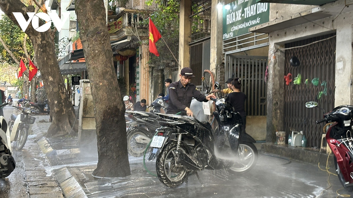 Mòn mỏi chờ cắt tóc, rửa xe ở Hà Nội những ngày cận Tết Giáp Thìn- Ảnh 7.