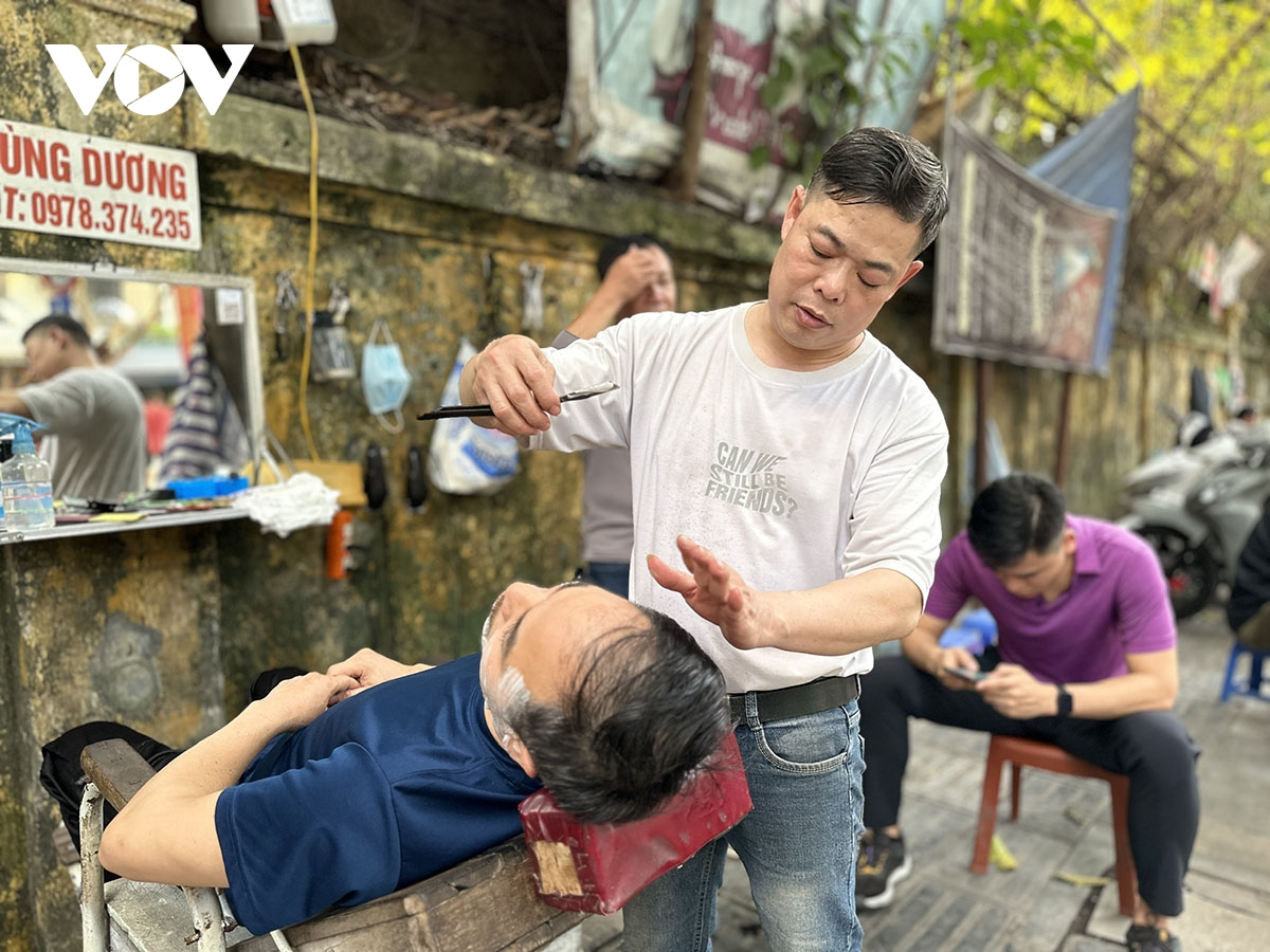 Mòn mỏi chờ cắt tóc, rửa xe ở Hà Nội những ngày cận Tết Giáp Thìn- Ảnh 2.