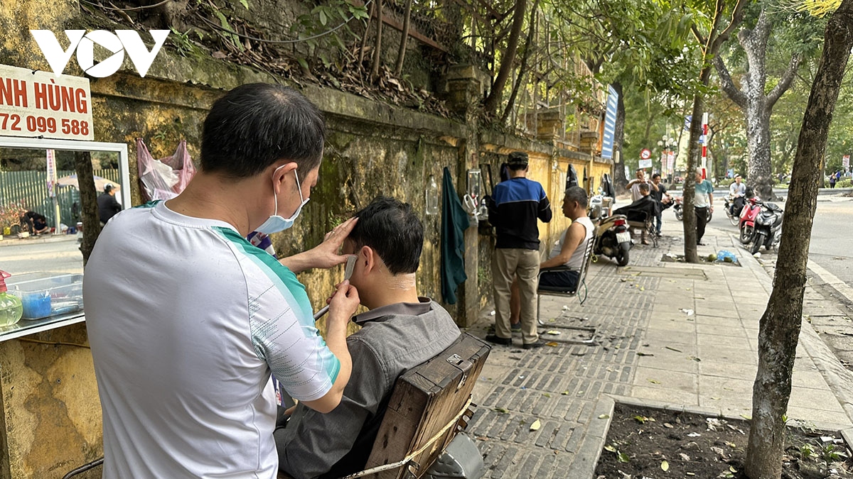 Mòn mỏi chờ cắt tóc, rửa xe ở Hà Nội những ngày cận Tết Giáp Thìn- Ảnh 1.