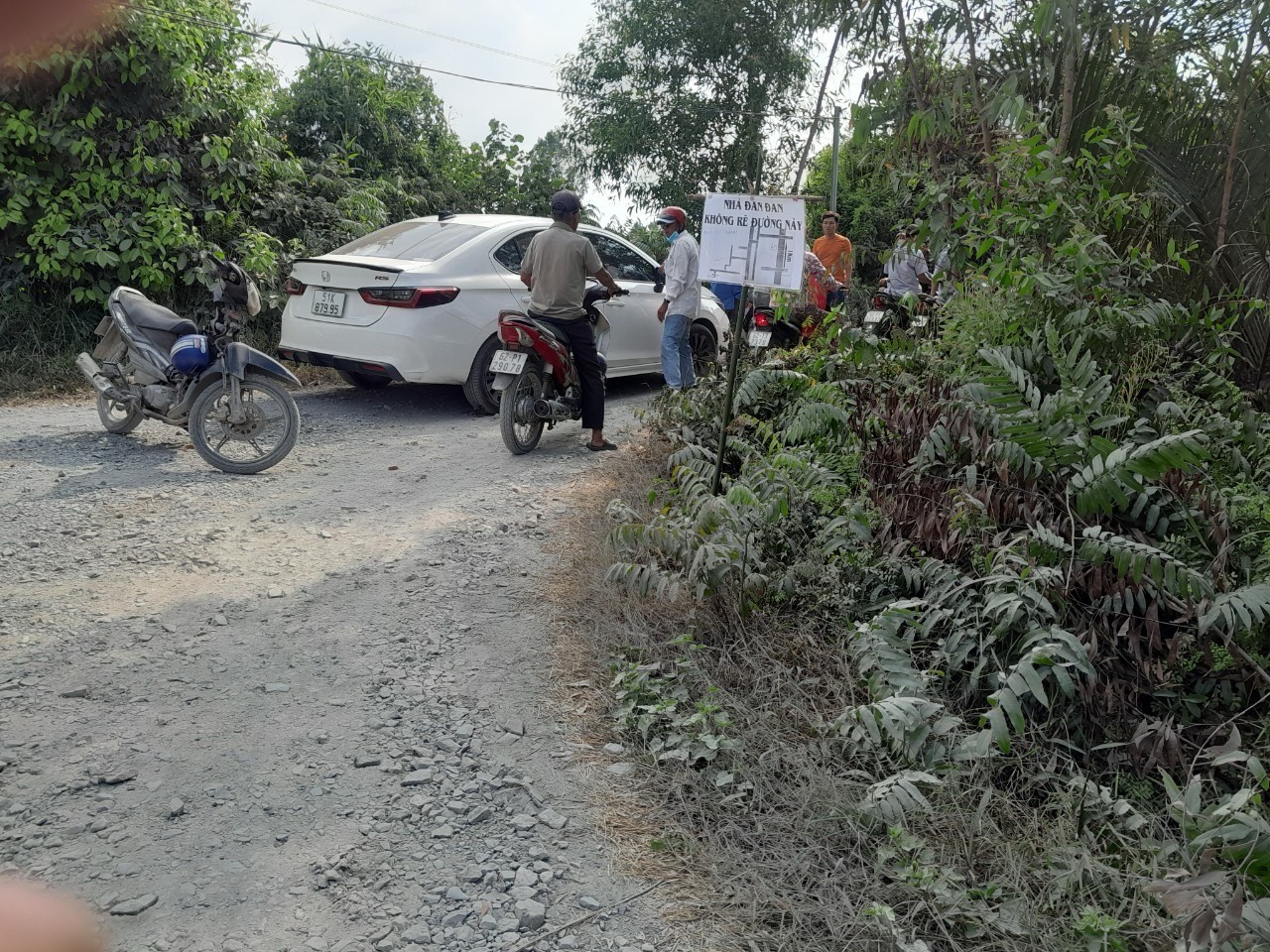 Công an xác minh người cầm vật giống khẩu súng bắn chỉ thiên để 'giải tán đám đông'- Ảnh 1.