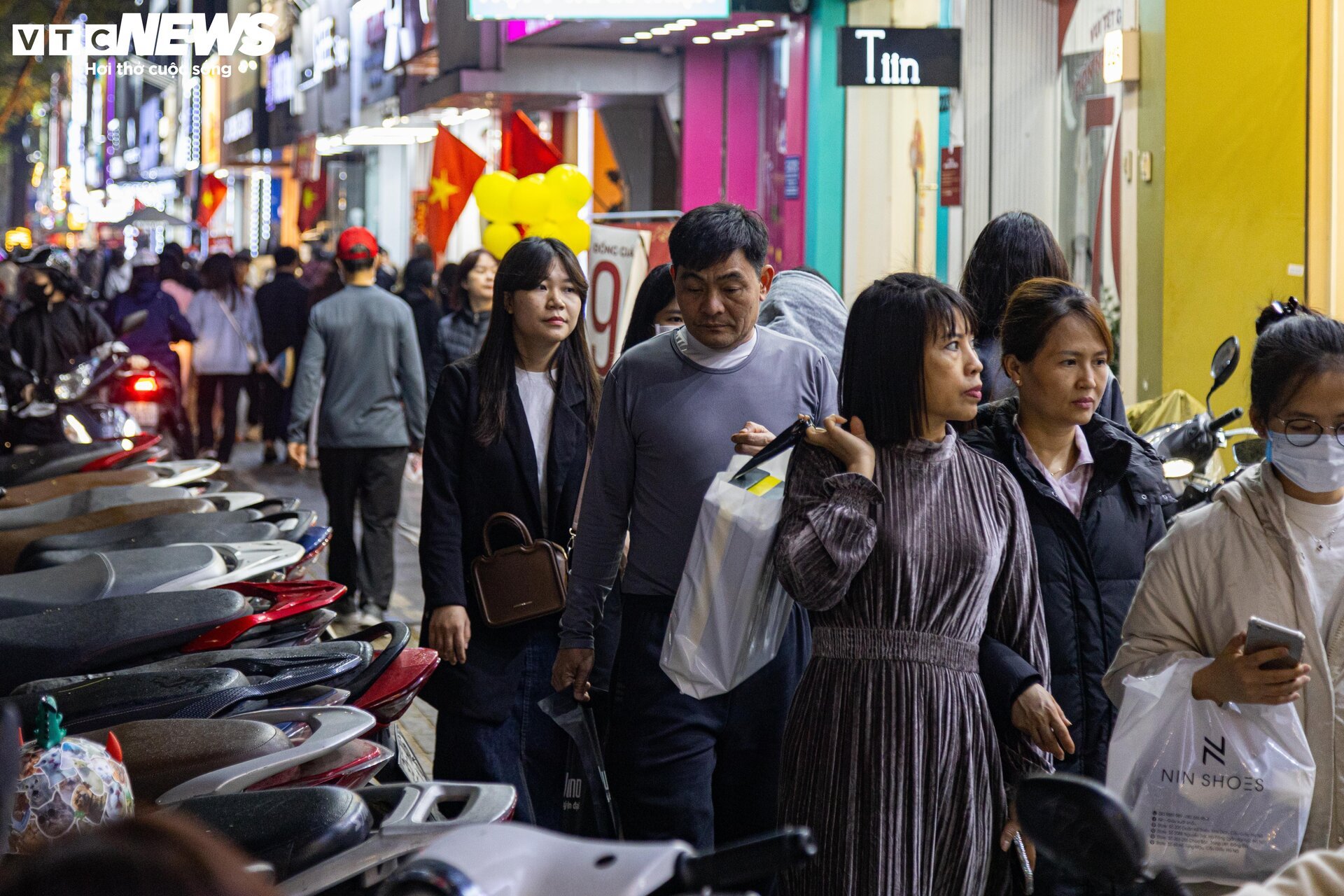 Thời trang ào ạt xả hàng nghỉ Tết, khách chen chân mua, nhiều cửa hàng 'vỡ trận'- Ảnh 15.