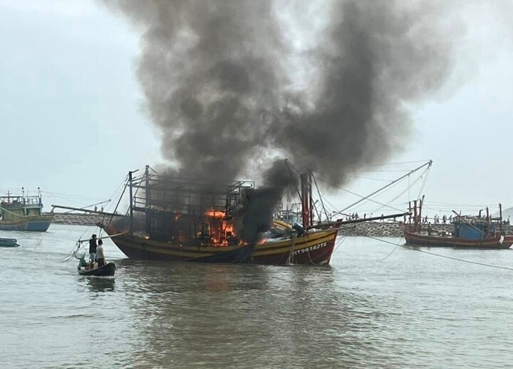 Tàu cá ở Hà Tĩnh bốc cháy dữ dội- Ảnh 1.