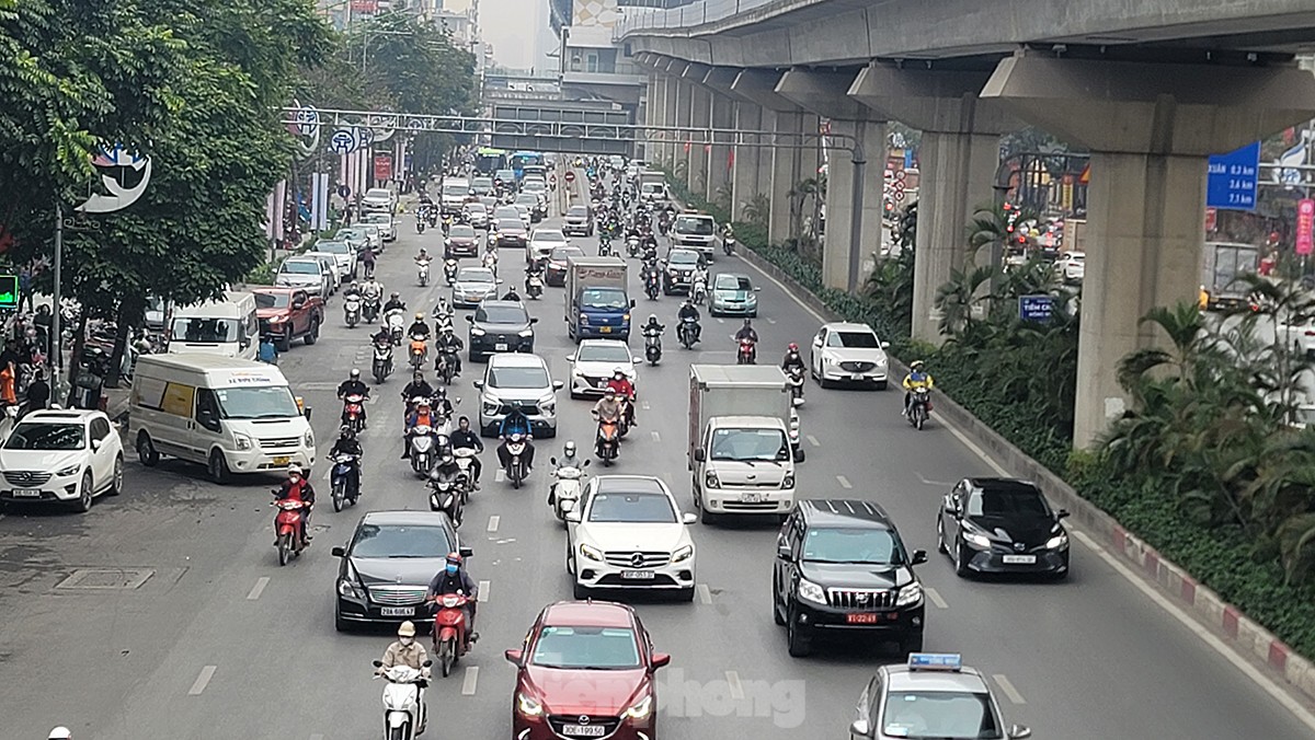 Giao thông Hà Nội 'khác lạ' ngày cận Tết- Ảnh 2.