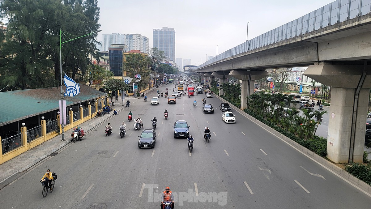 Giao thông Hà Nội 'khác lạ' ngày cận Tết- Ảnh 3.