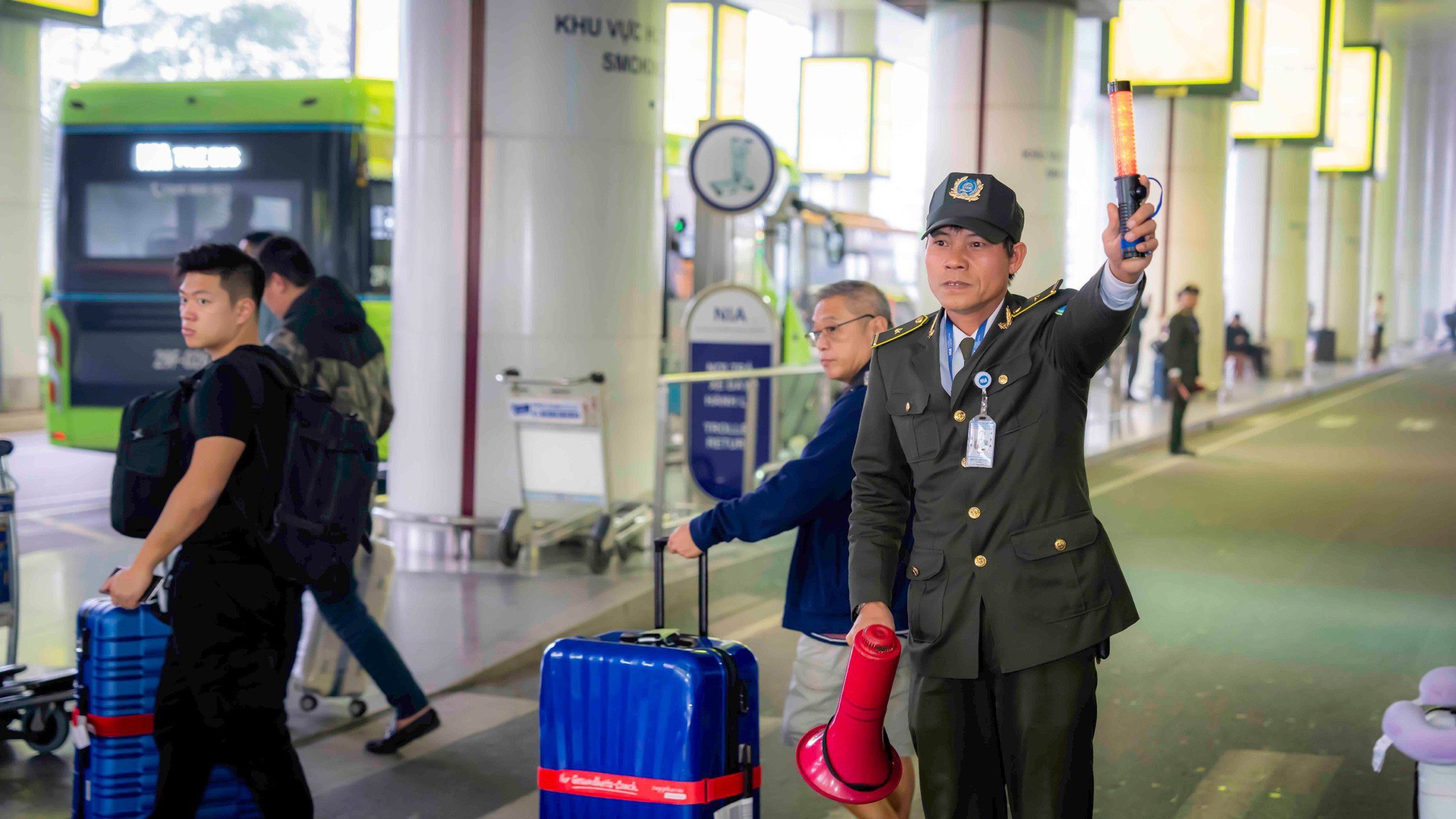 Khách bay qua sân bay Nội Bài tới hơn trăm ngàn lượt/ngày- Ảnh 2.