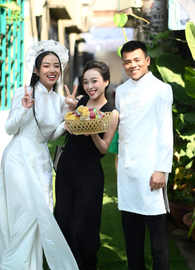 Tiền vệ đội tuyển Việt Nam đính hôn, Quang Hải, Văn Hậu lập tức vào “nhả vía cực mạnh ” chúc mừng- Ảnh 2.