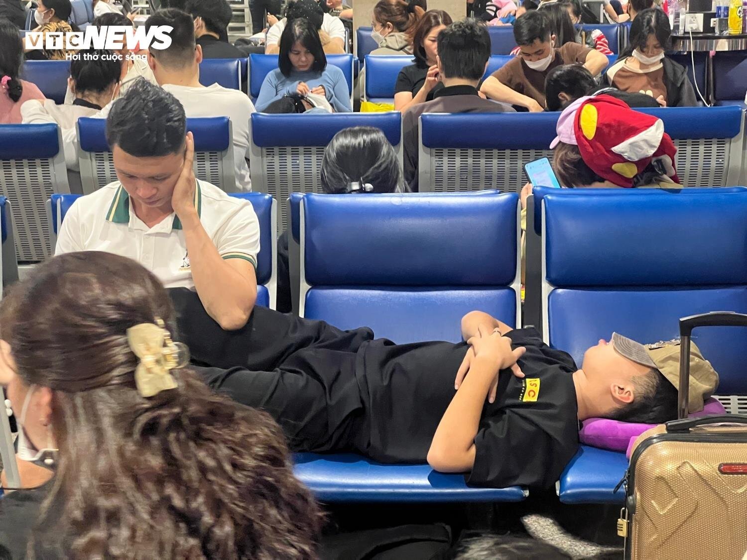 Khách nằm, ngồi la liệt ở sân bay Tân Sơn Nhất ngày 27 Tết- Ảnh 6.