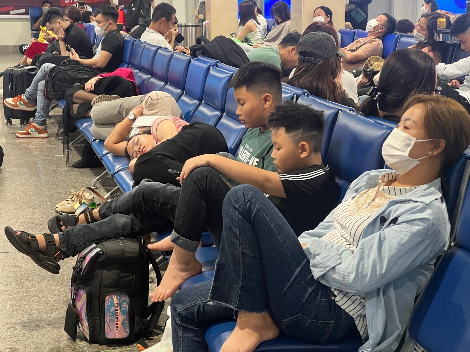 Khách nằm, ngồi la liệt ở sân bay Tân Sơn Nhất ngày 27 Tết- Ảnh 7.