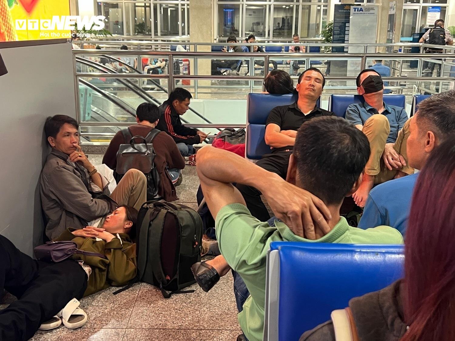 Khách nằm, ngồi la liệt ở sân bay Tân Sơn Nhất ngày 27 Tết- Ảnh 2.
