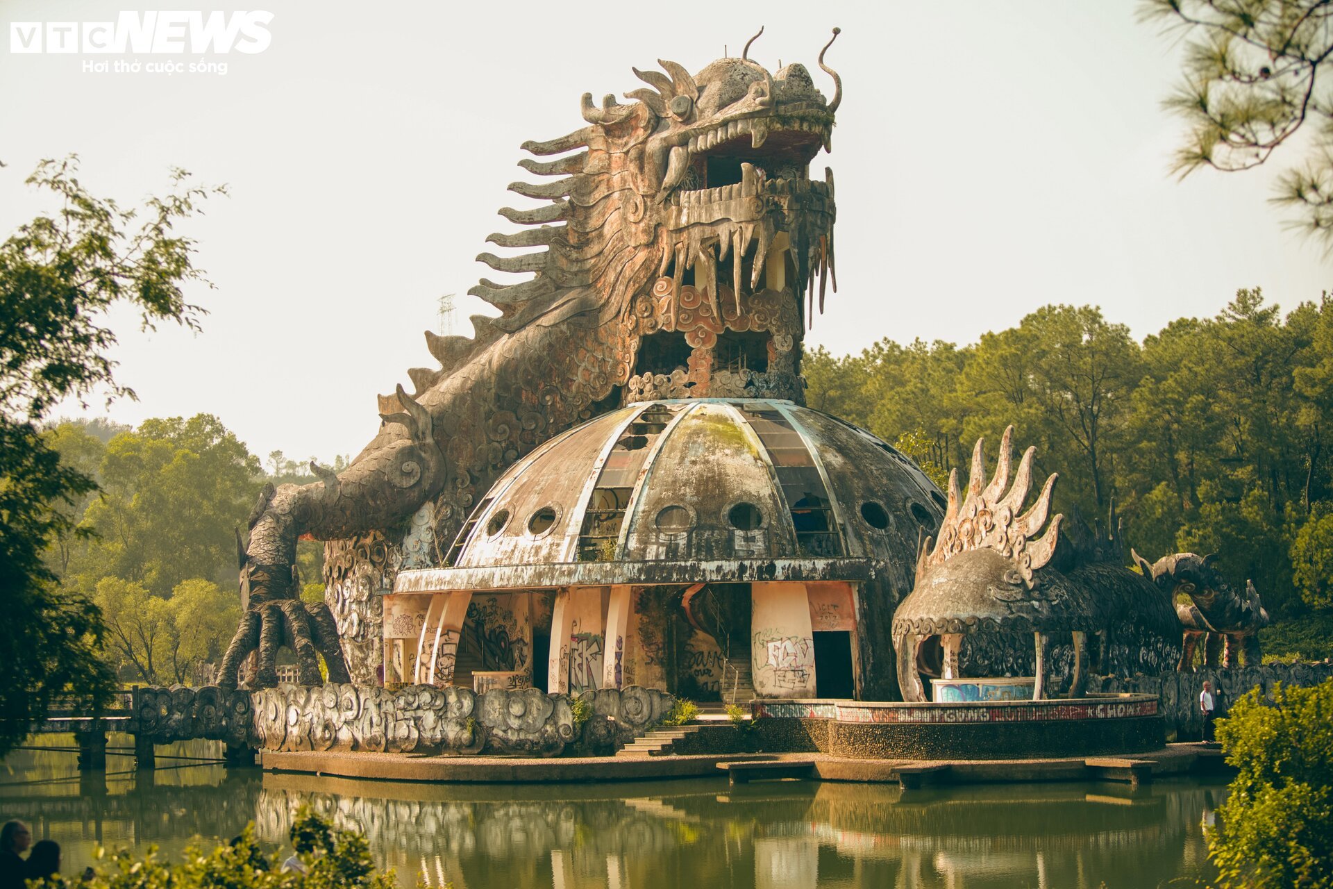 Thuỷ cung hình rồng tại công viên 'ma mị' nổi tiếng thế giới trước lúc bị đập bỏ- Ảnh 1.