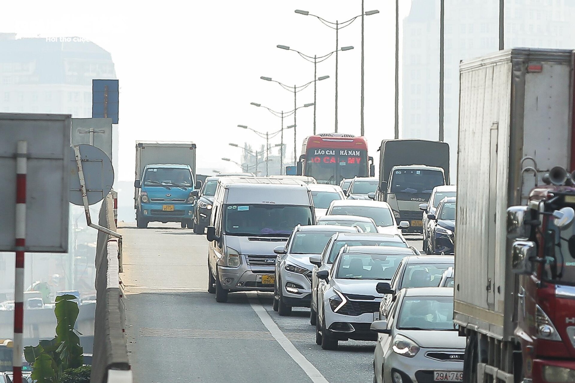 Ô tô đua nhau lấn làn trên đường Vành đai 3, xe cứu thương chật vật tìm lối lên- Ảnh 10.