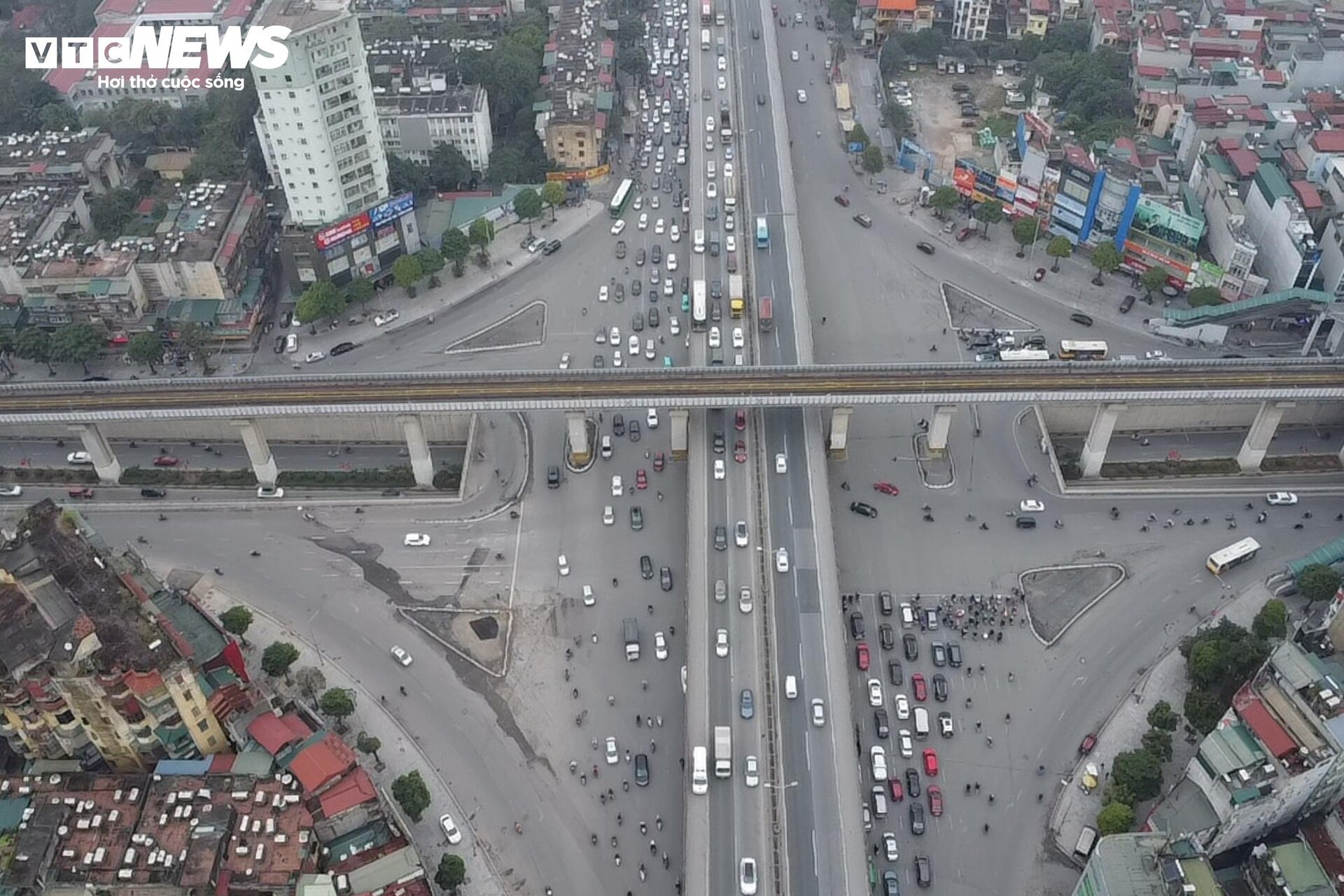 Người dân đổ về quê ăn Tết, đường Vành đai 3 ùn tắc kéo dài 6km- Ảnh 6.