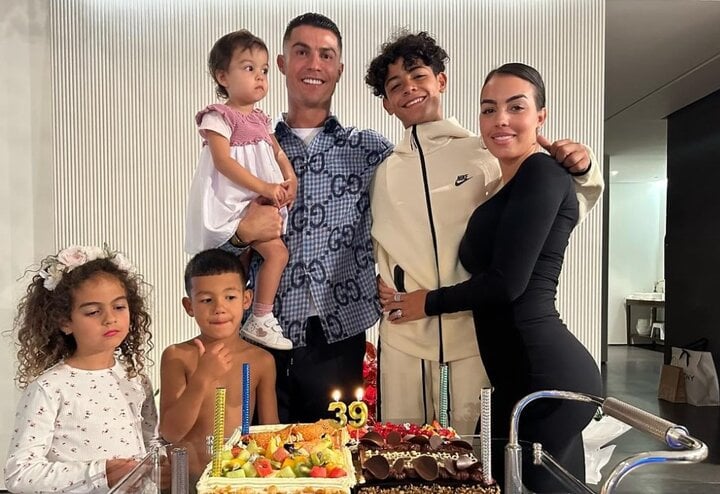 Chiều cao ấn tượng của con trai Ronaldo 13 tuổi khiến dân mạng ngỡ ngàng- Ảnh 1.