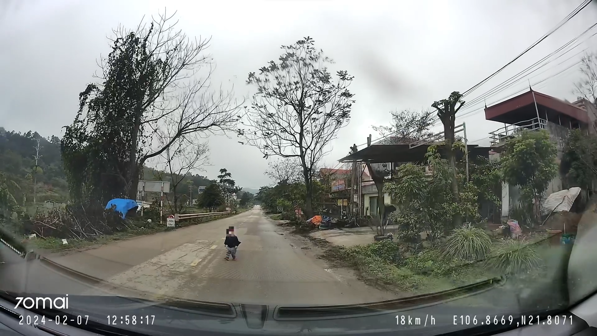 Đang lái xe thì thấy em bé ra giữa đường, tài xế vội bế vào nhưng CĐM cảnh báo: Cẩn thận tai bay vạ gió!- Ảnh 1.