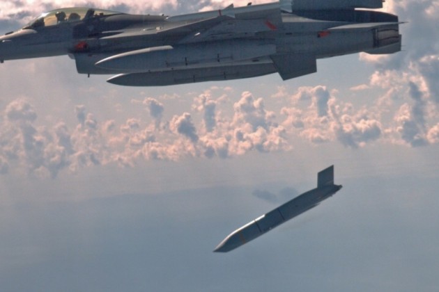 Tiêm kích F-16 của Ukraine có thể nhận tên lửa tầm bắn 500 km- Ảnh 1.