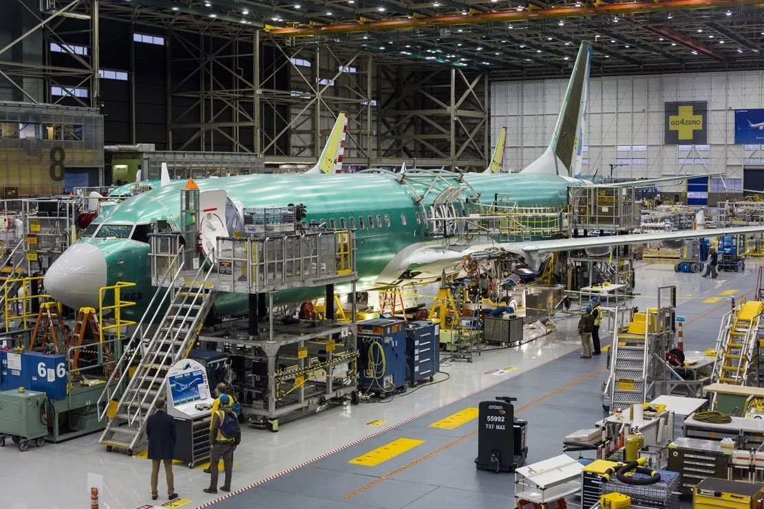 Nguồn cơn cho sự cẩu thả của Boeing: Máy bay thiếu bu lông; bên trong đầy rác và chai rượu rỗng vẫn giao cho khách hàng chính phủ- Ảnh 4.