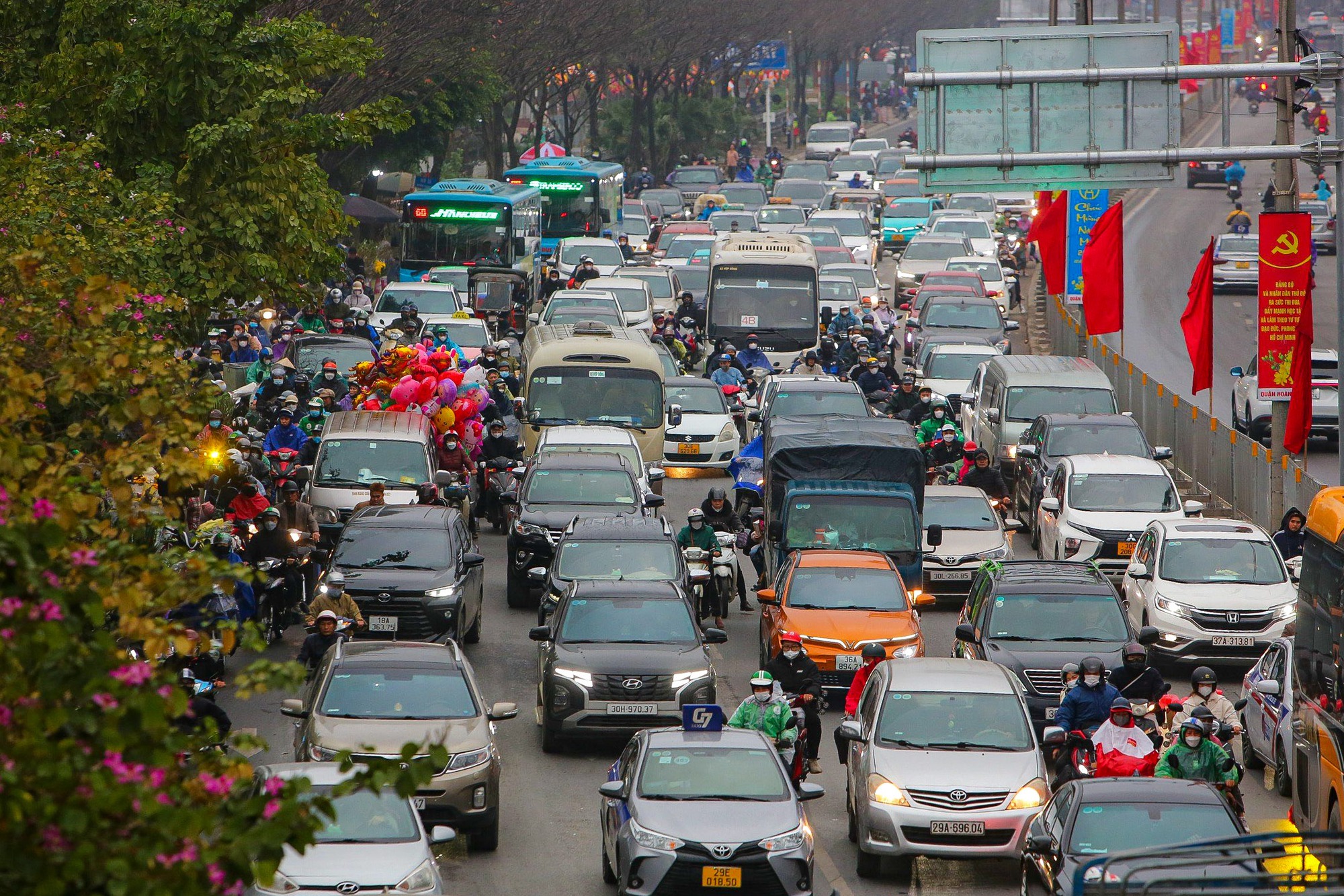 Ôtô xếp hàng dài 2 km để vào cao tốc Pháp Vân - Cầu Giẽ rời Thủ đô- Ảnh 4.