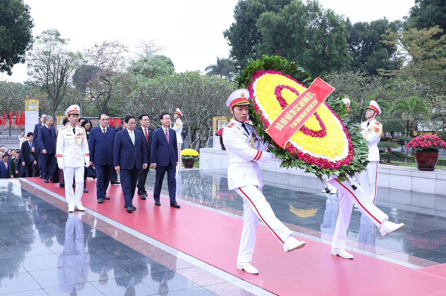 Lãnh đạo Đảng, Nhà nước vào lăng viếng Chủ tịch Hồ Chí Minh- Ảnh 4.