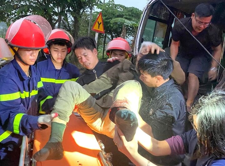 Cắt thành thùng xe buýt để giải cứu nạn nhân bị mắc kẹt sau tai nạn ở Nghệ An- Ảnh 2.