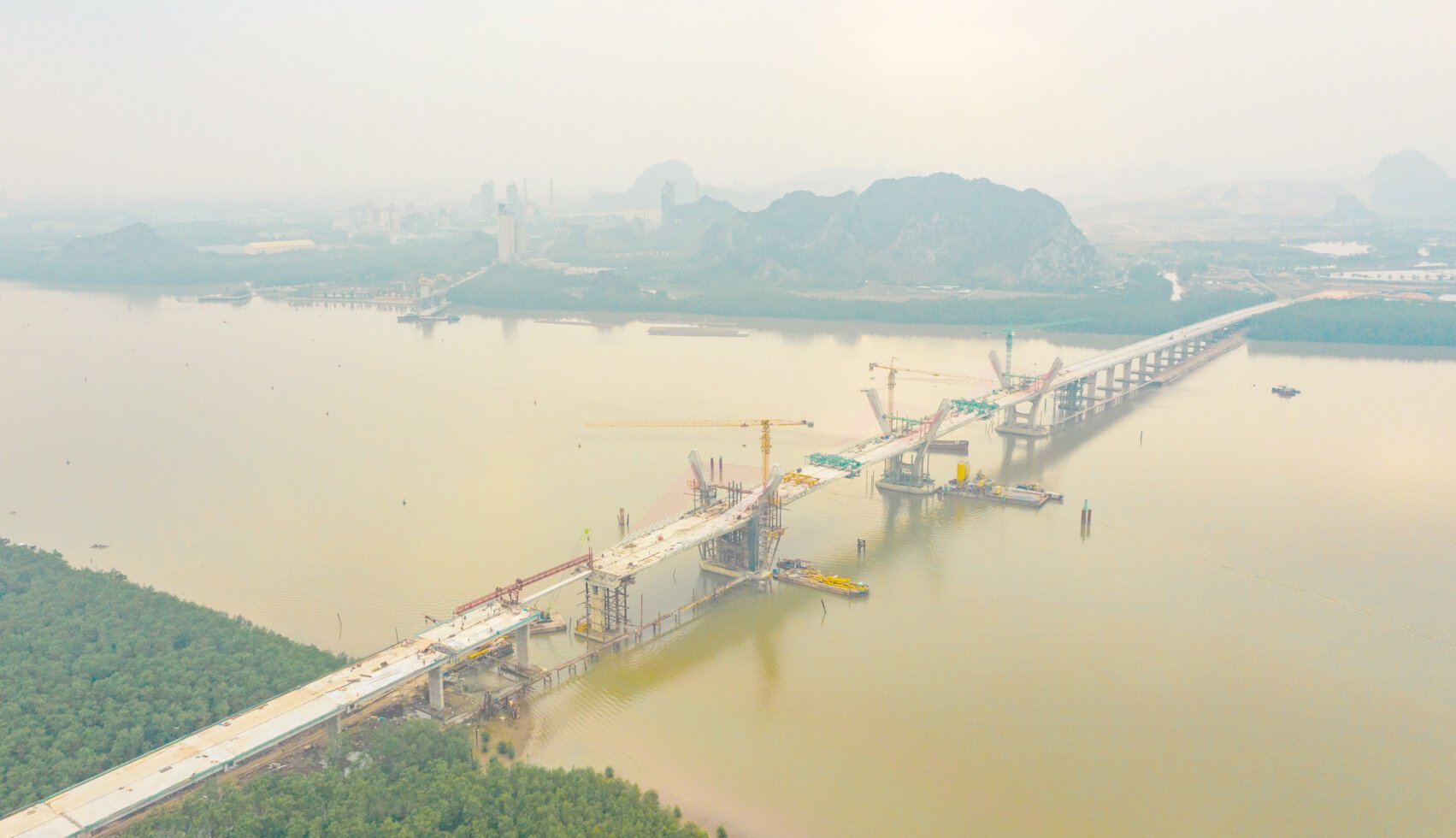 Đại công trường cầu Bến Rừng nối Hải Phòng với Quảng Ninh tất bật ngày cận Tết- Ảnh 2.