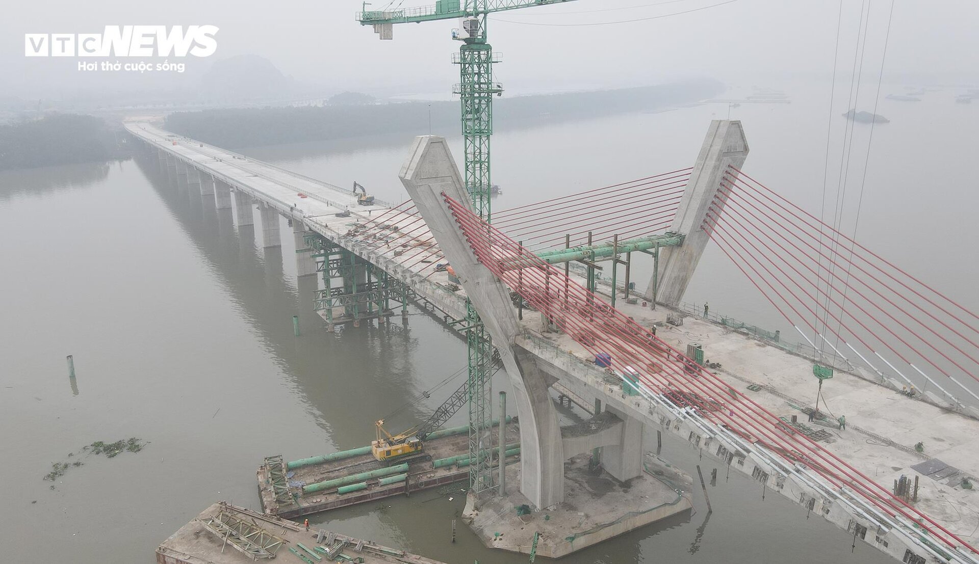 Đại công trường cầu Bến Rừng nối Hải Phòng với Quảng Ninh tất bật ngày cận Tết- Ảnh 3.