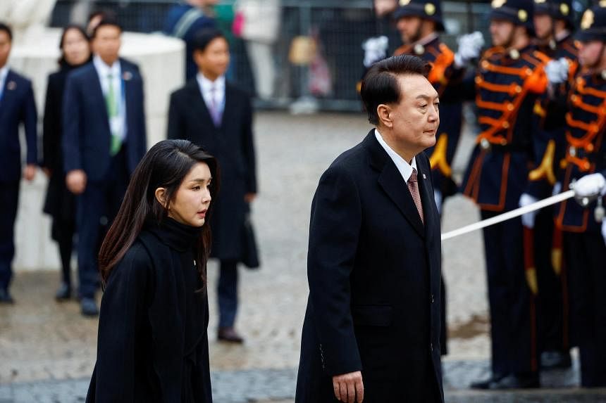 Tổng thống Hàn Quốc lên tiếng về túi hiệu của vợ- Ảnh 1.