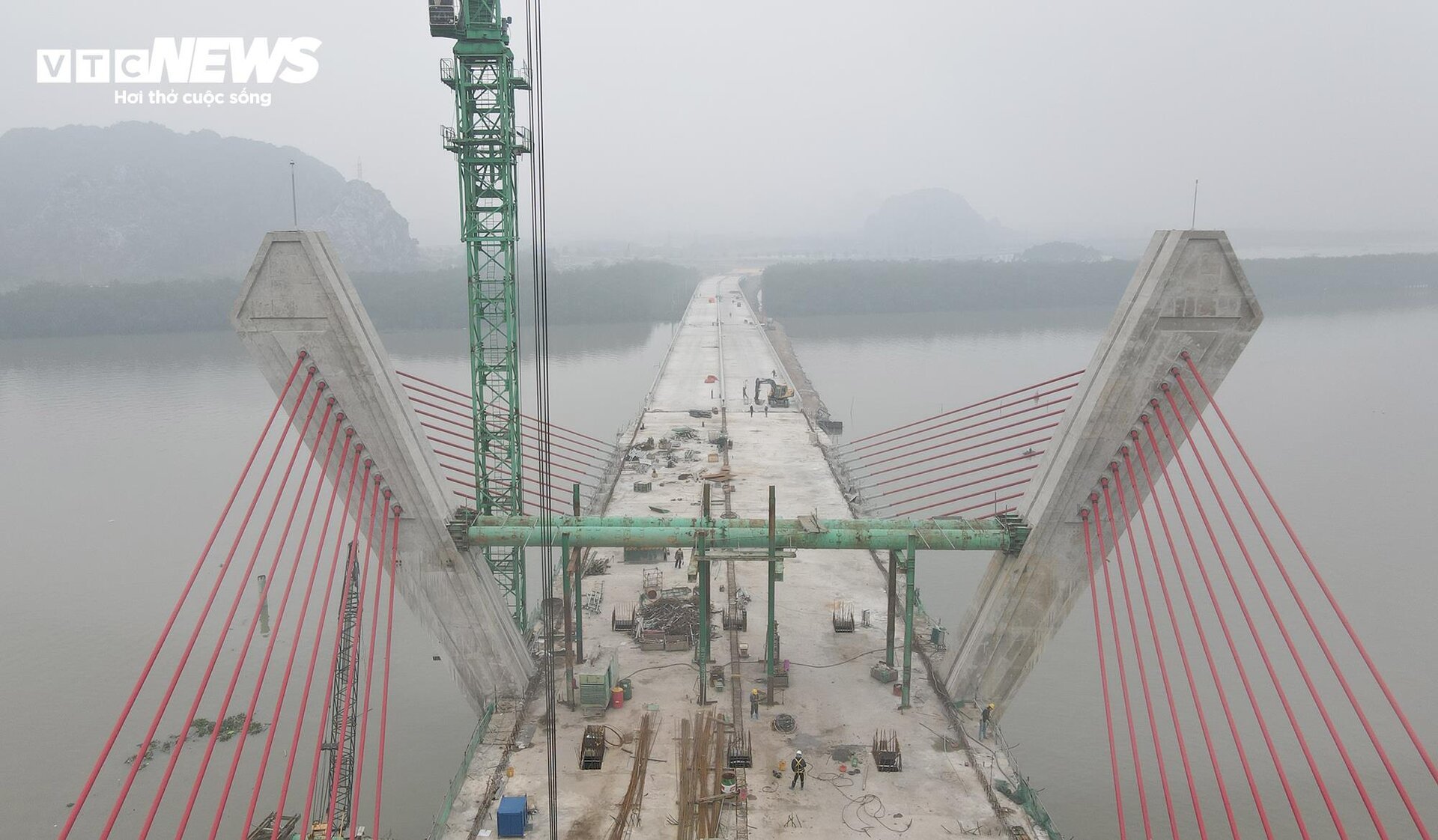 Đại công trường cầu Bến Rừng nối Hải Phòng với Quảng Ninh tất bật ngày cận Tết- Ảnh 8.