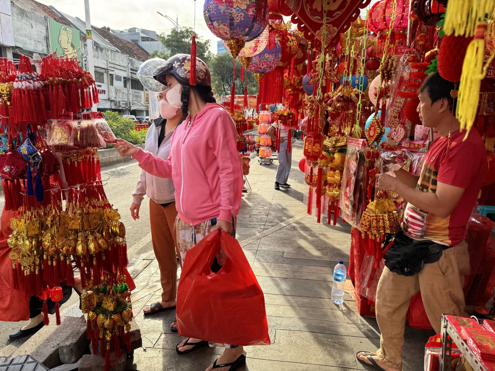 Người Việt ở Jakarta đi sắm Tết- Ảnh 2.