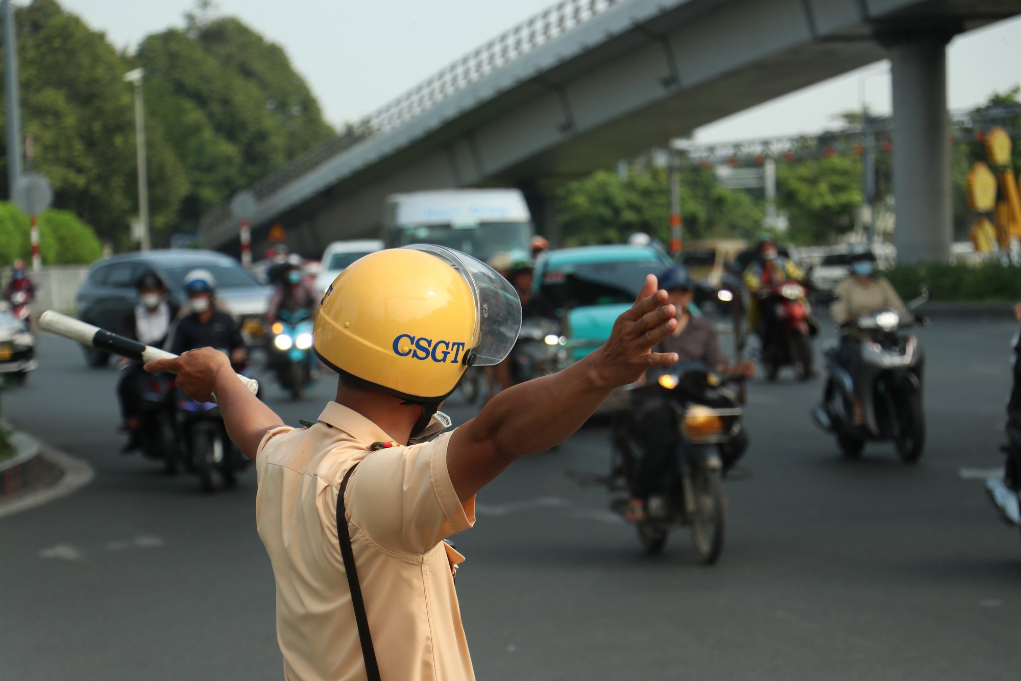 Khách nước ngoài bất ngờ trước hình ảnh các tuyến đường quanh sân bay Tân Sơn Nhất- Ảnh 4.