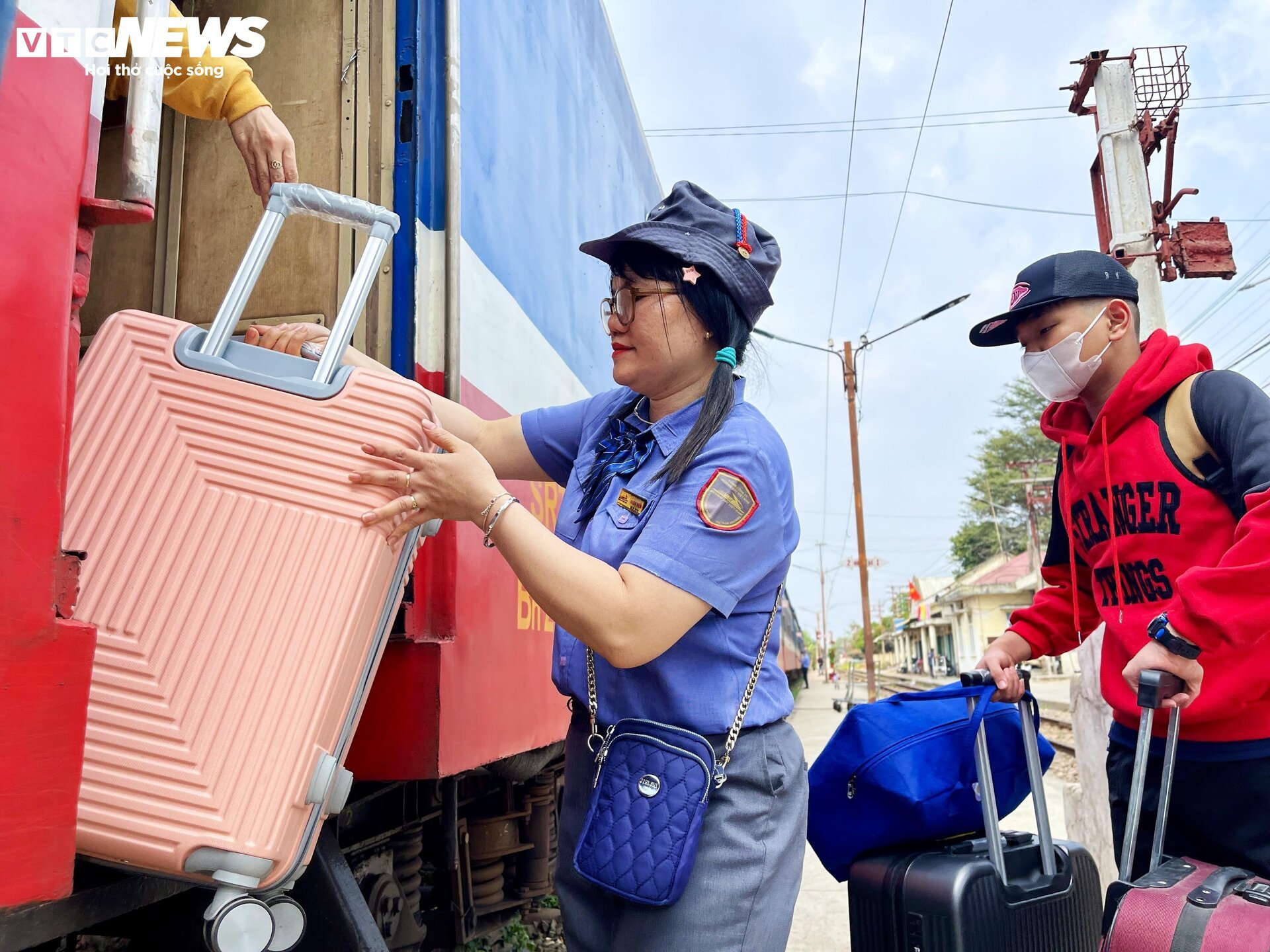 Những người đưa chuyến tàu đi xuyên Giao thừa, chở Tết đi muôn phương- Ảnh 4.