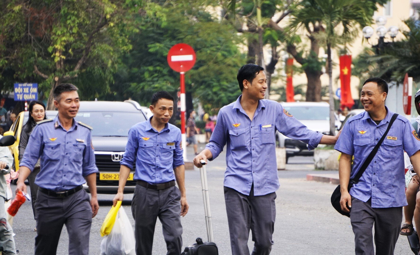 Những người đưa chuyến tàu đi xuyên Giao thừa, chở Tết đi muôn phương- Ảnh 17.