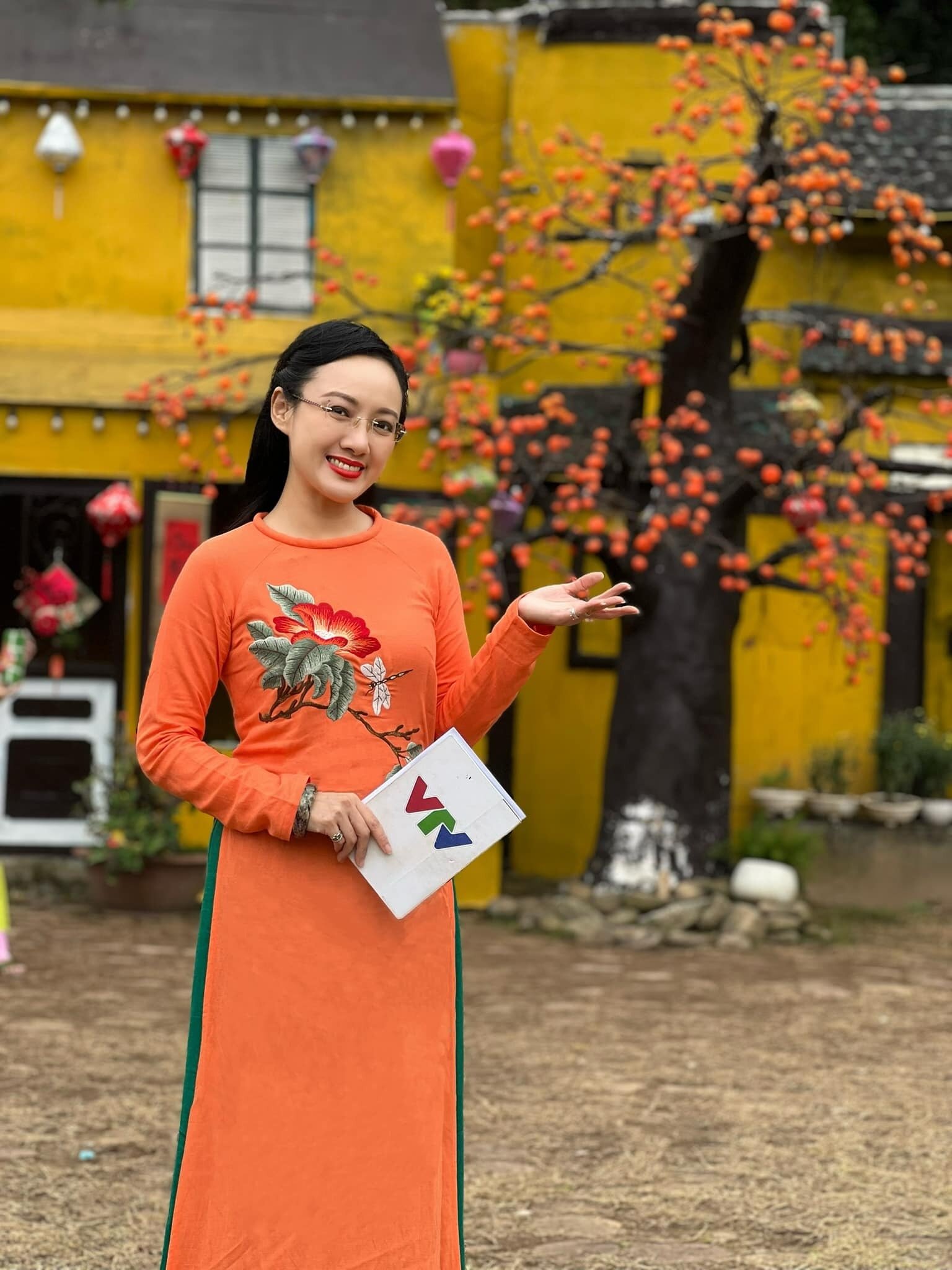 Sao Việt 8/2: Mỹ Tâm tự tay gói bánh tét, Hoa hậu H'Hen Niê dọn nhà đón Tết- Ảnh 9.