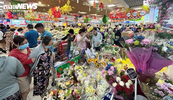 Người dân TP.HCM đổ xô mua sắm Tết, siêu thị quyết định mở cửa đến đêm- Ảnh 3.