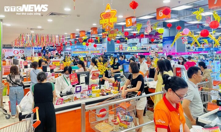Người dân TP.HCM đổ xô mua sắm Tết, siêu thị quyết định mở cửa đến đêm- Ảnh 1.