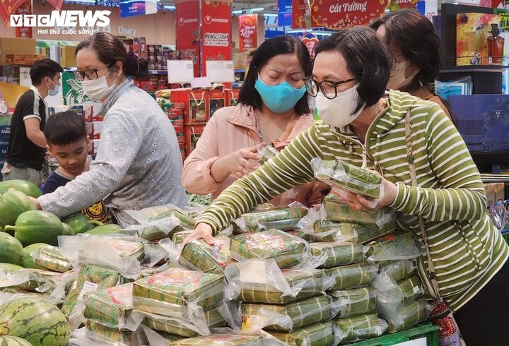 Người dân TP.HCM đổ xô mua sắm Tết, siêu thị quyết định mở cửa đến đêm- Ảnh 2.