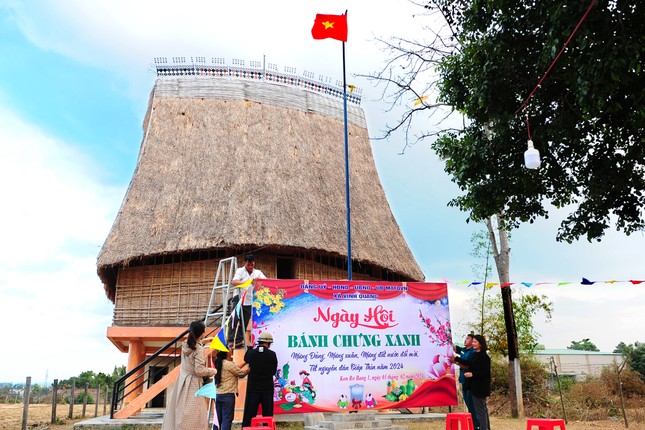 TRỰC TIẾP: Không khí đón giao thừa, chào Xuân Giáp Thìn 2024 trên cả nước- Ảnh 12. TRỰC TIẾP: Không khí đón giao thừa, chào Xuân Giáp Thìn 2024 trên cả nước- Ảnh 12.